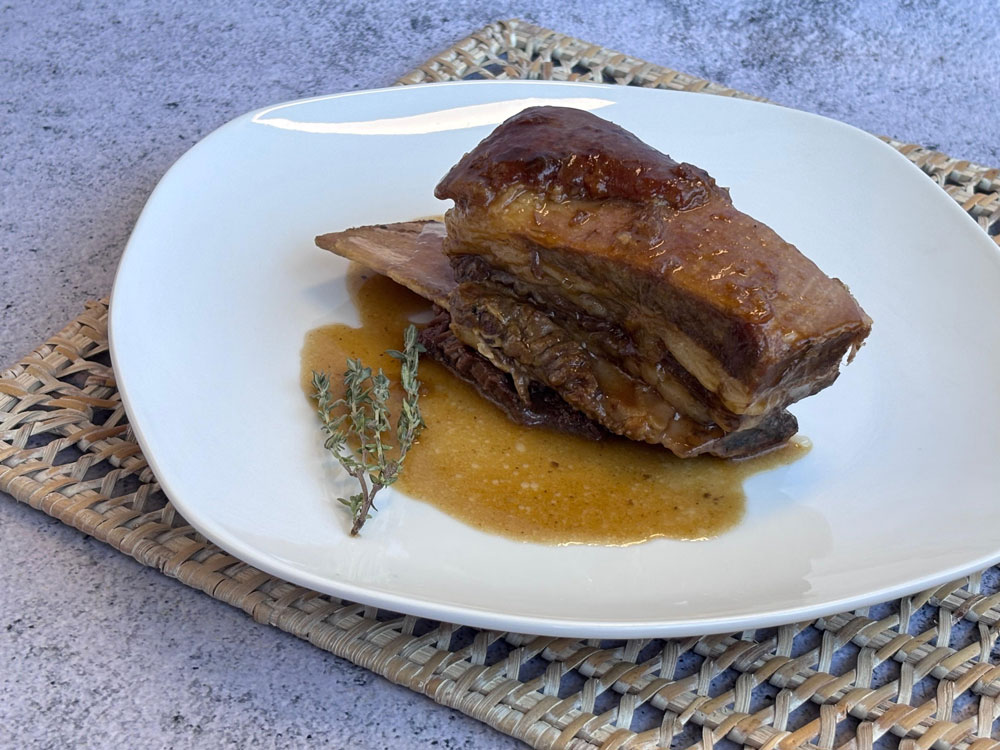 Costillar de ternera asado en su jugo